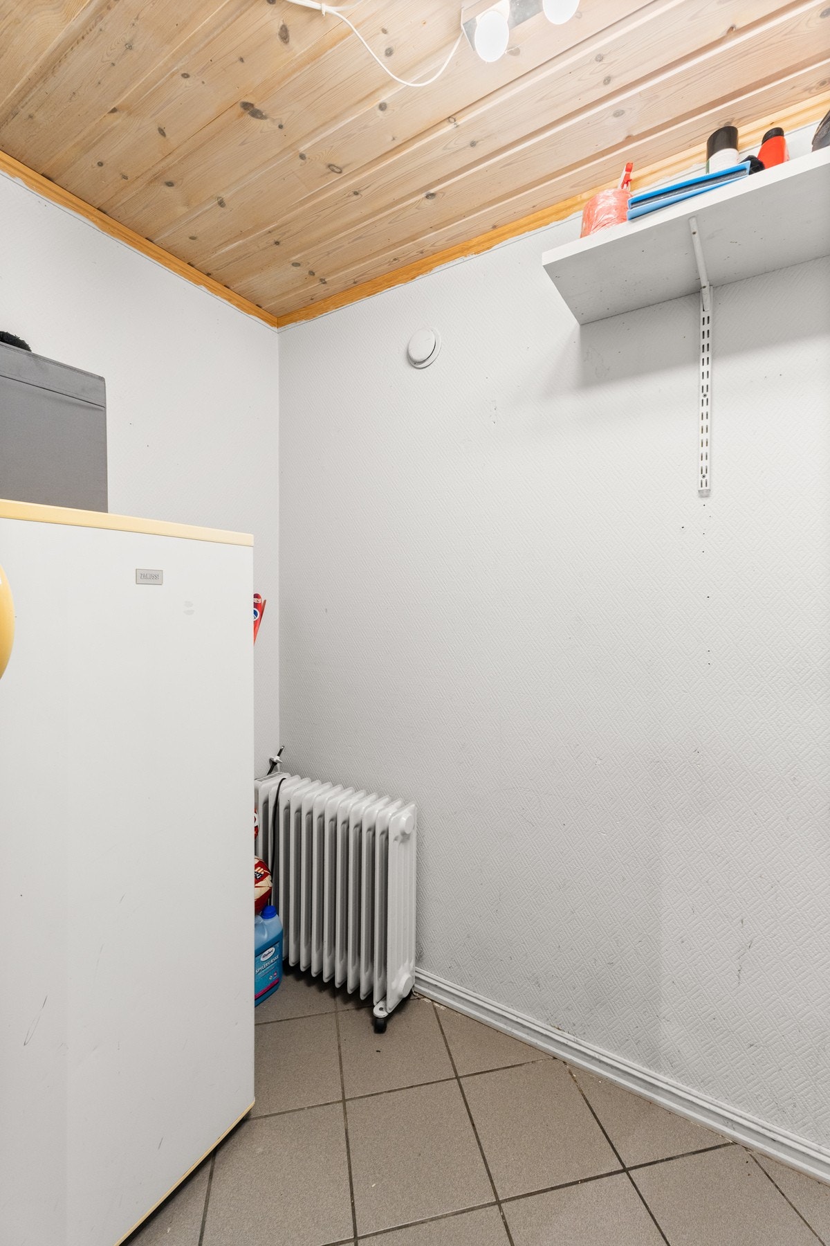 Funksjonelt disponert rom med hyllereol og oppvarming via radiator, godt egnet som bod eller ekstra lagringsplass. Galleribilde