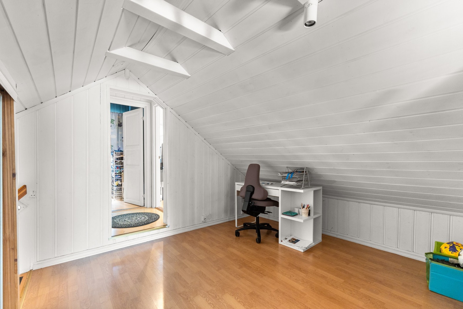 Lyst rom med skråtak og flere bruksområder, godt egnet som hjemmekontor, lekerom eller ekstra oppholdsrom. Galleribilde