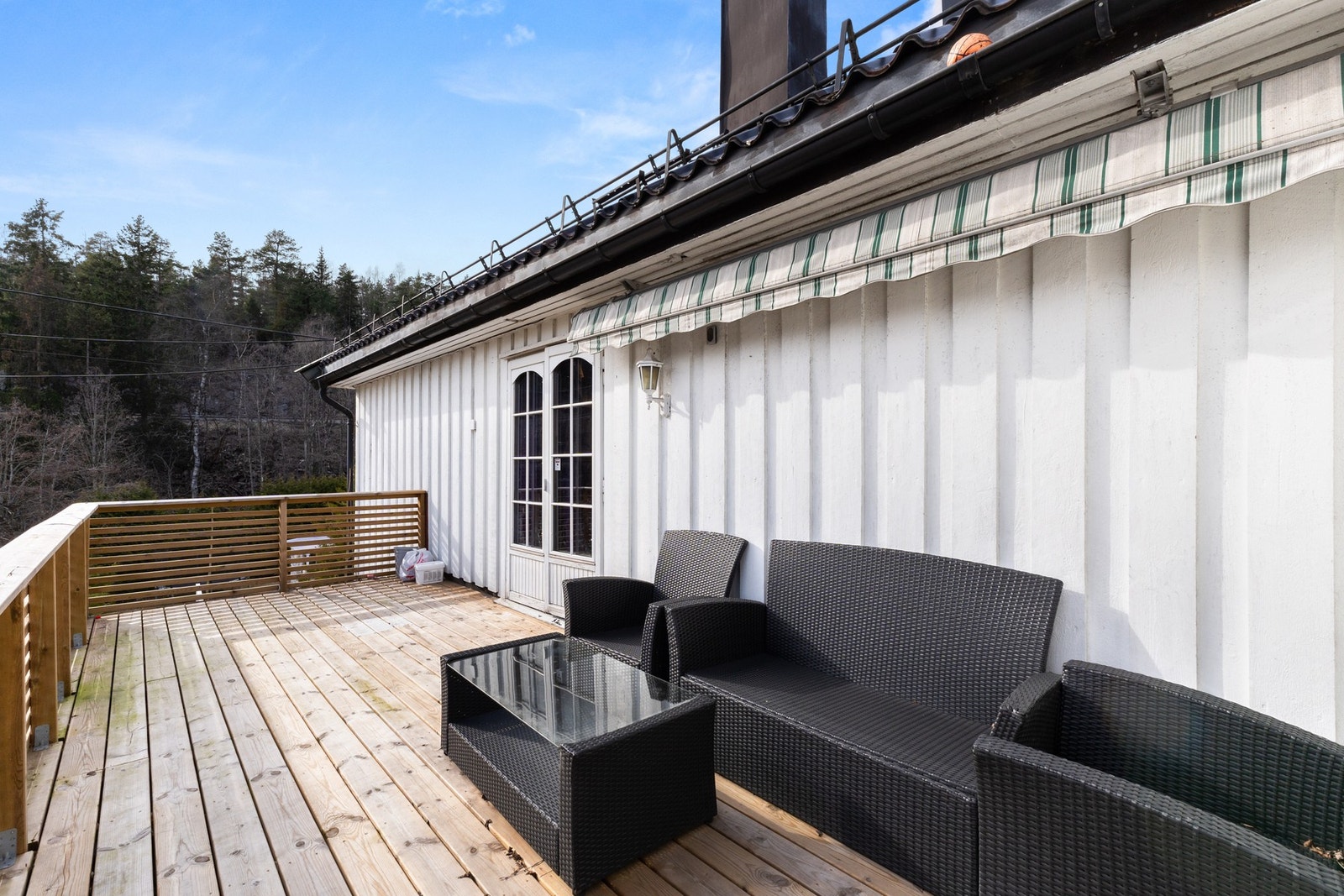 Hyggelig uteplass langs husveggen, perfekt for rolige stunder med sittegruppe og enkel adkomst fra stuen. Galleribilde