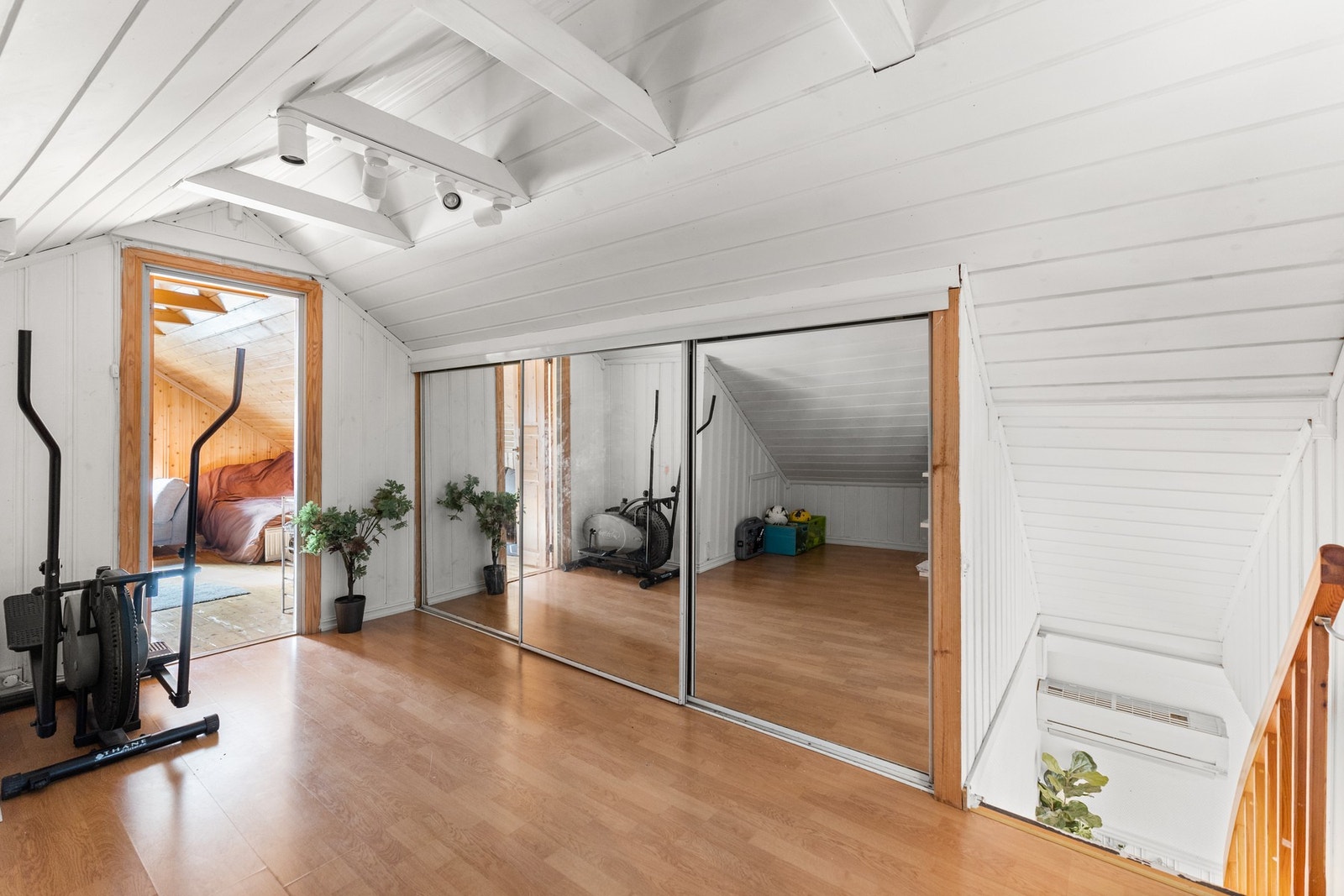 Fleksibel loftsetasje med garderobeløsning med skyvedører og god plass til både trening, oppbevaring eller hobbyaktiviteter. Galleribilde