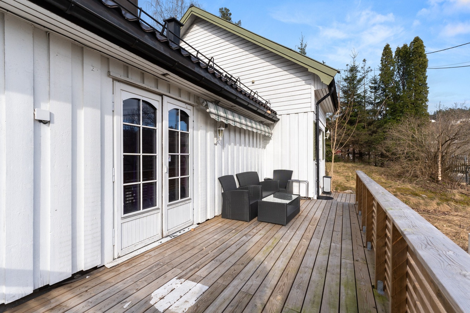 Romslig terrasse med god plass til utemøbler, og direkte utgang fra boligen via doble terrassedører. Galleribilde