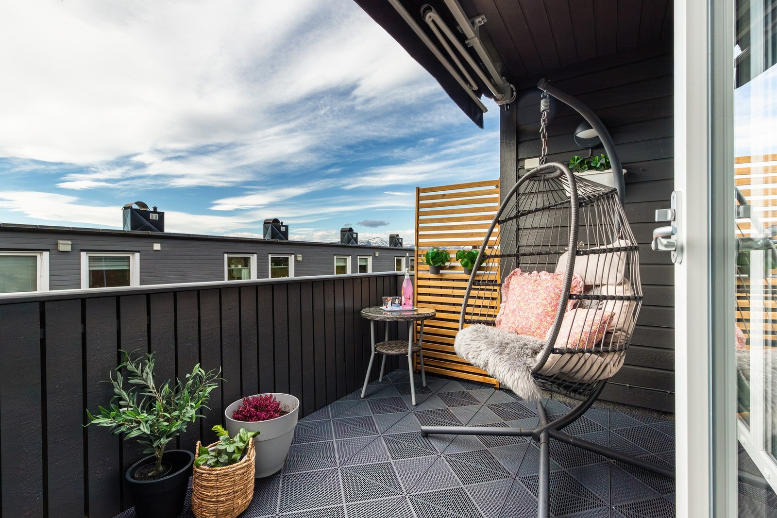 Det er en veranda med utgang fra stue/kjøkken på ca. 5 m². Galleribilde