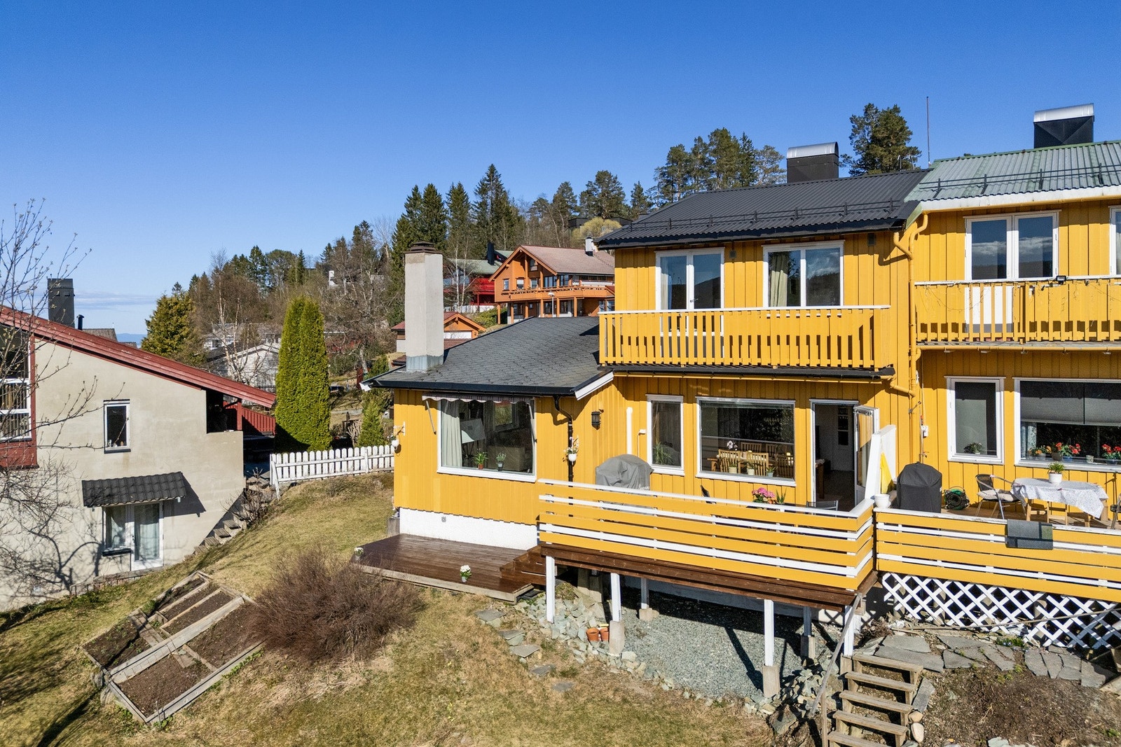 Huset ligger innerst på rekken i rolig og barnevennlig område. Galleribilde