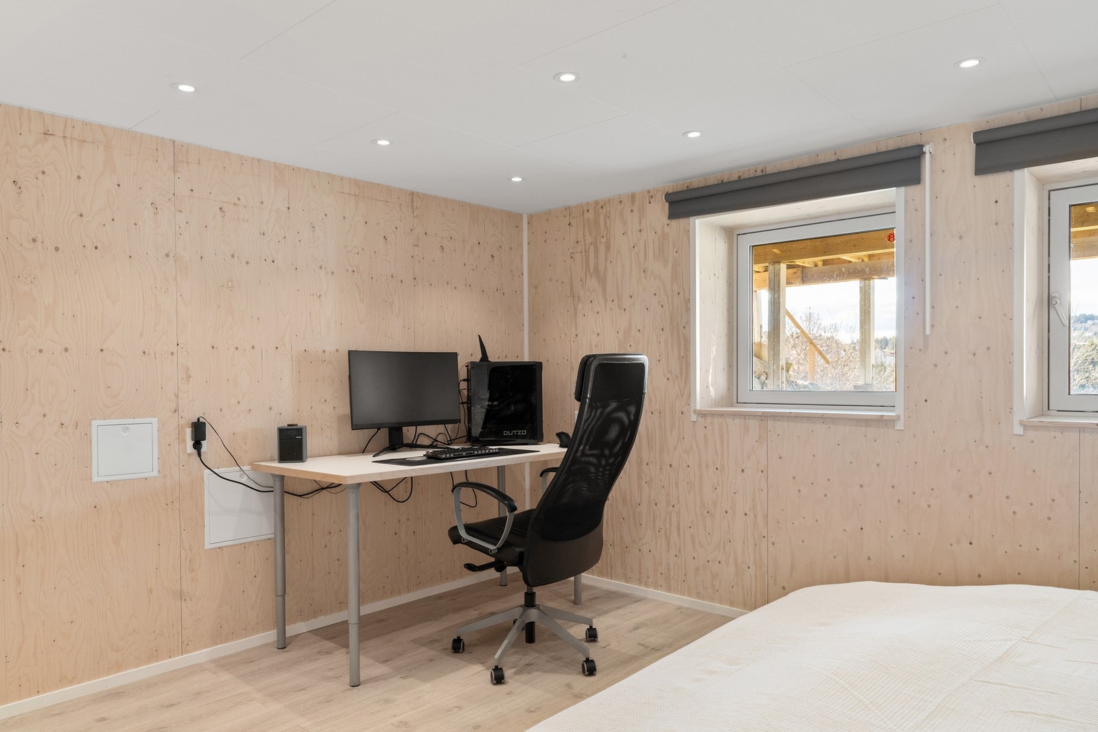 Kjellerstuen har god belysning med downlights i himling og appstyrt varme i gulv. Galleribilde