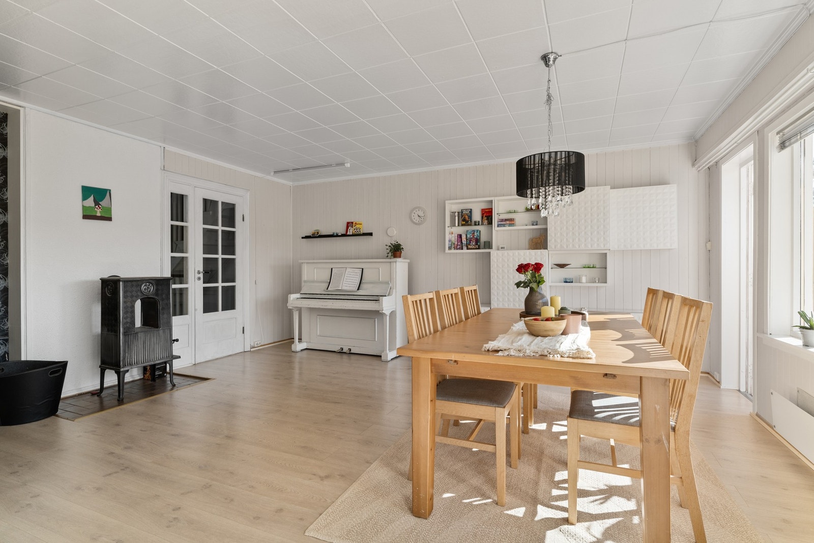 Stor spisestue med vedovn. Galleribilde