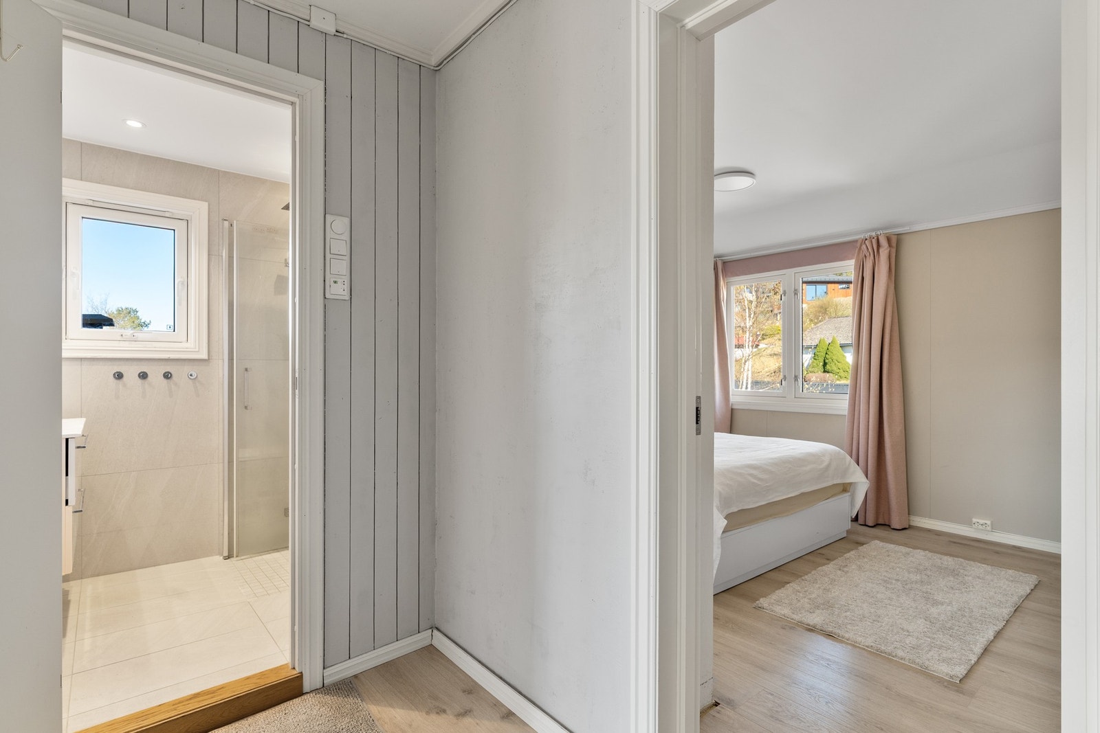 Bad og inngang til hovedsoverom. Galleribilde