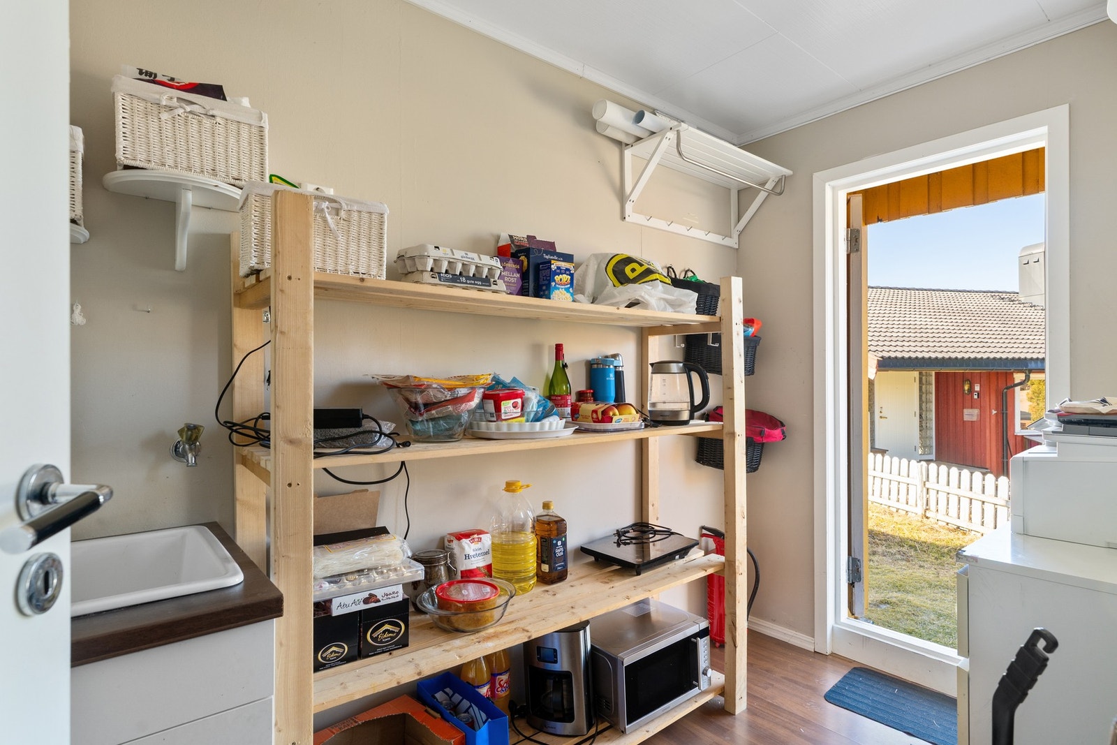 Praktisk grovkjøkken/bod med egen inngang fra siden av huset. Galleribilde