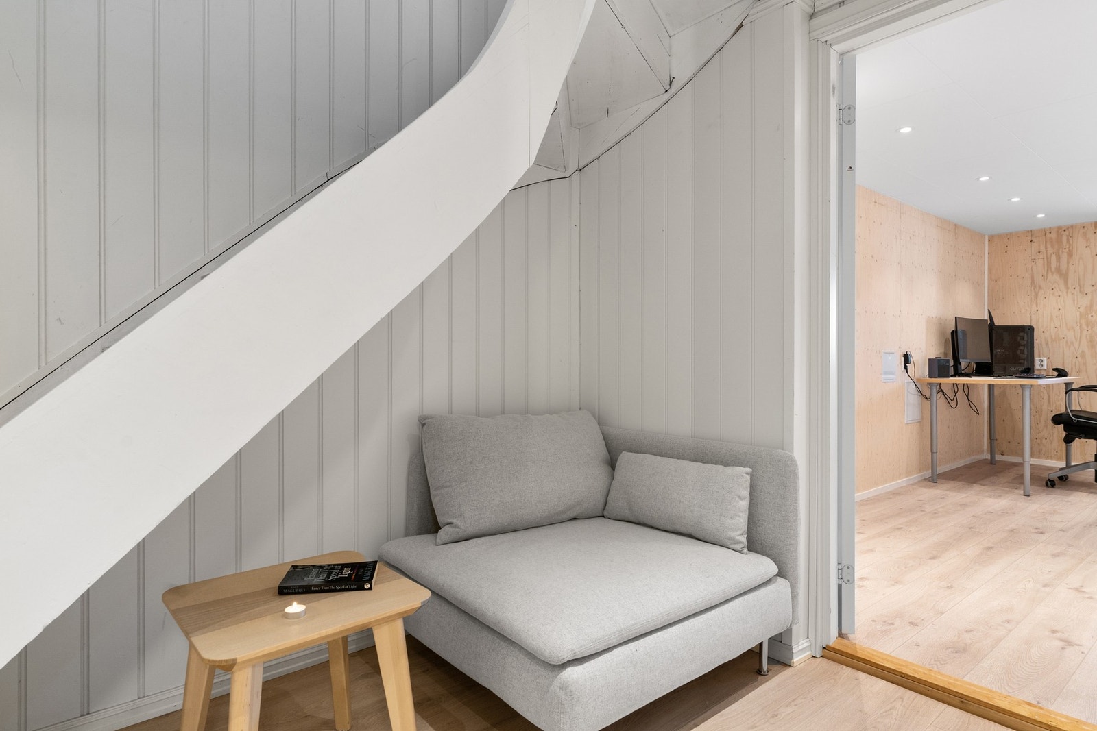 Trapp ned til kjeller med inngang til nyere kjellerstue. Galleribilde