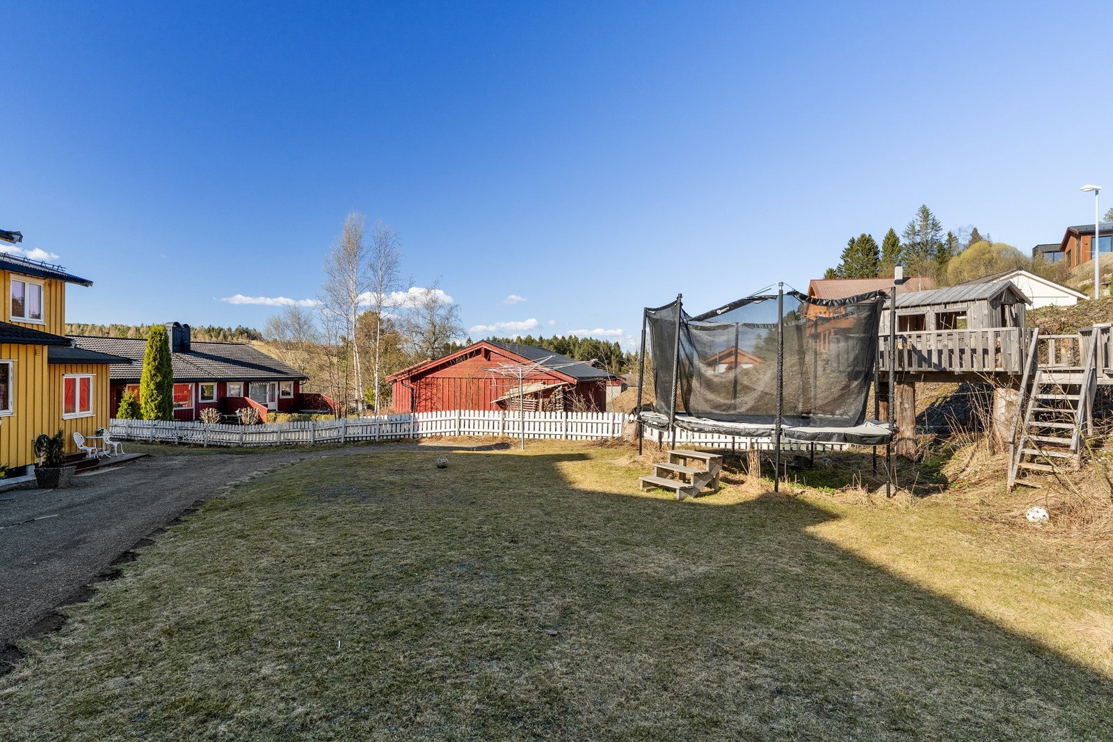 Flotte fellesarealer/lekeplass med trampoline og lekestue. Galleribilde