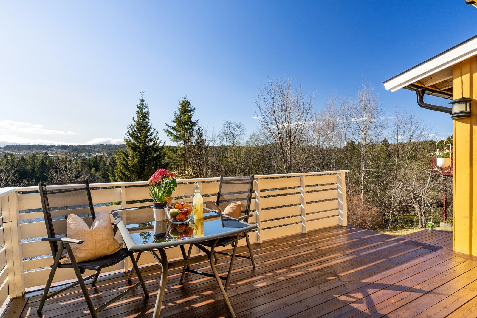 Sørvest-vent veranda med svært gode solforhold og nedgang til markterrasse. Galleribilde