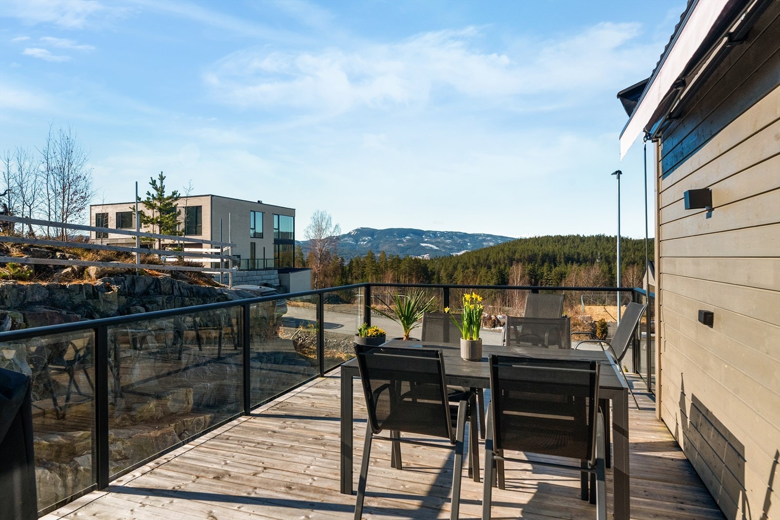 Terrassen har god plass til utemøblement og byr på hyggelig utsikt. Galleribilde