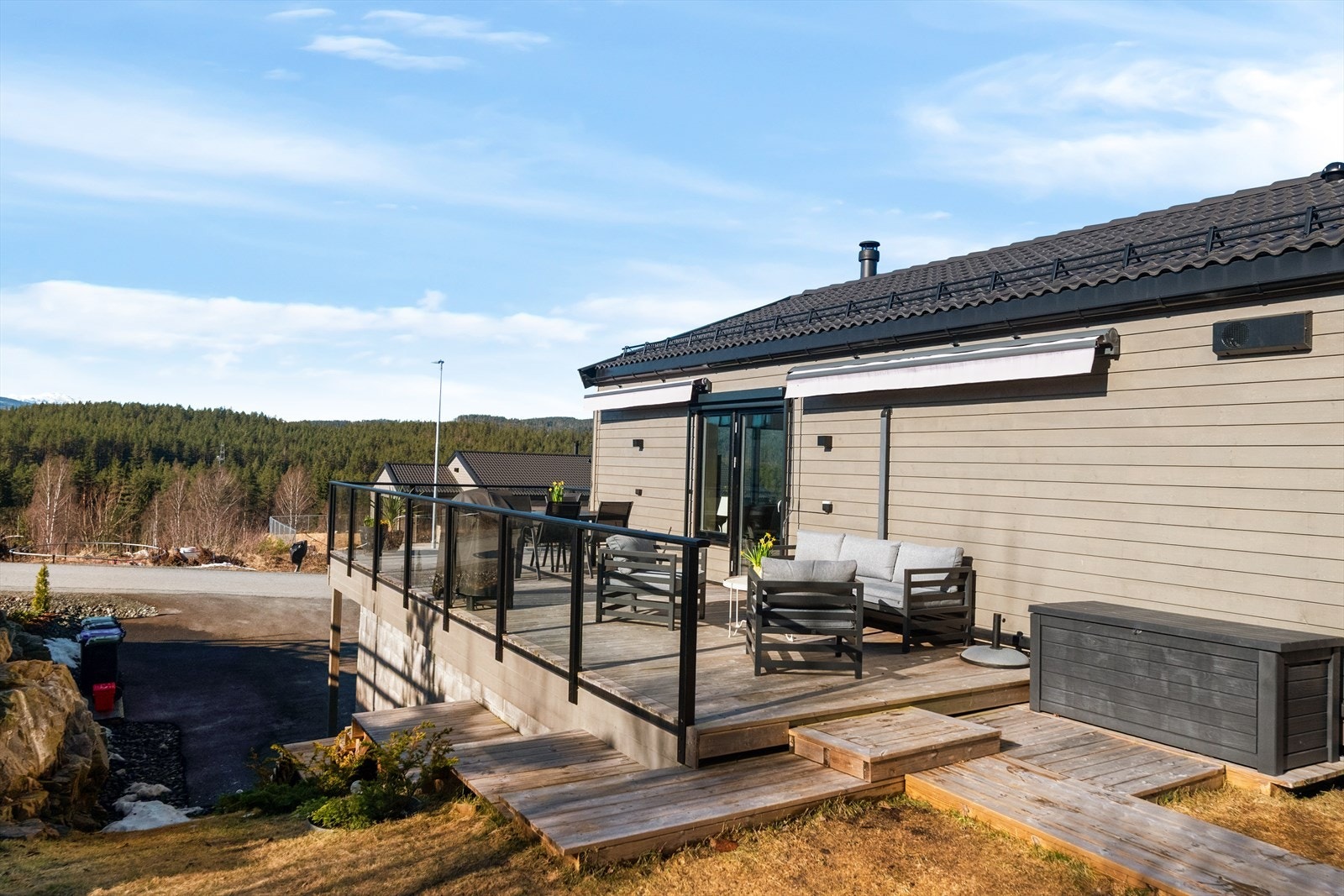 Boligen har en fin beliggenhet i borettslaget Nybuåsen. Her er det kort vei til flotte turområder som Tinnemyra og Eikeskar. Galleribilde