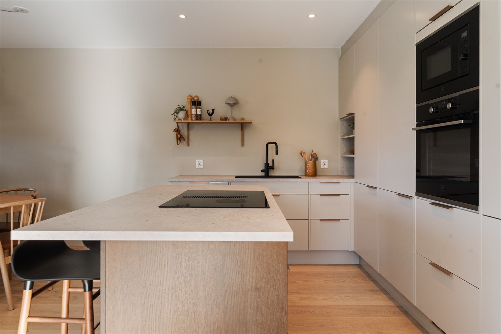 Hvitevarer er integrert og består av kjøleskap, fryseskap, oppvaskmaskin, stekeovn, mikro og induksjonstopp med integrert kullfilter ventilator. Galleribilde