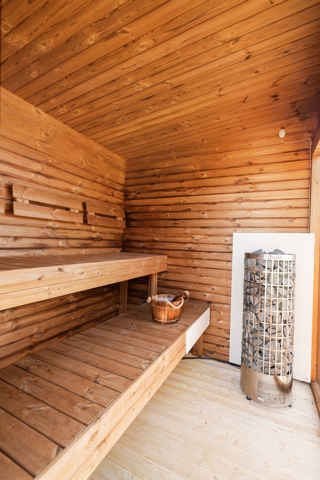 Sauna er oppført uten at dette er søkt om og uten at eventuell nødvendig godkjennelse er gitt av kommunen. I en del tilfeller er slike tiltak unntatt søknadsplikt, men det er ikke avklart om dette gjelder dette tiltaket. Galleribilde