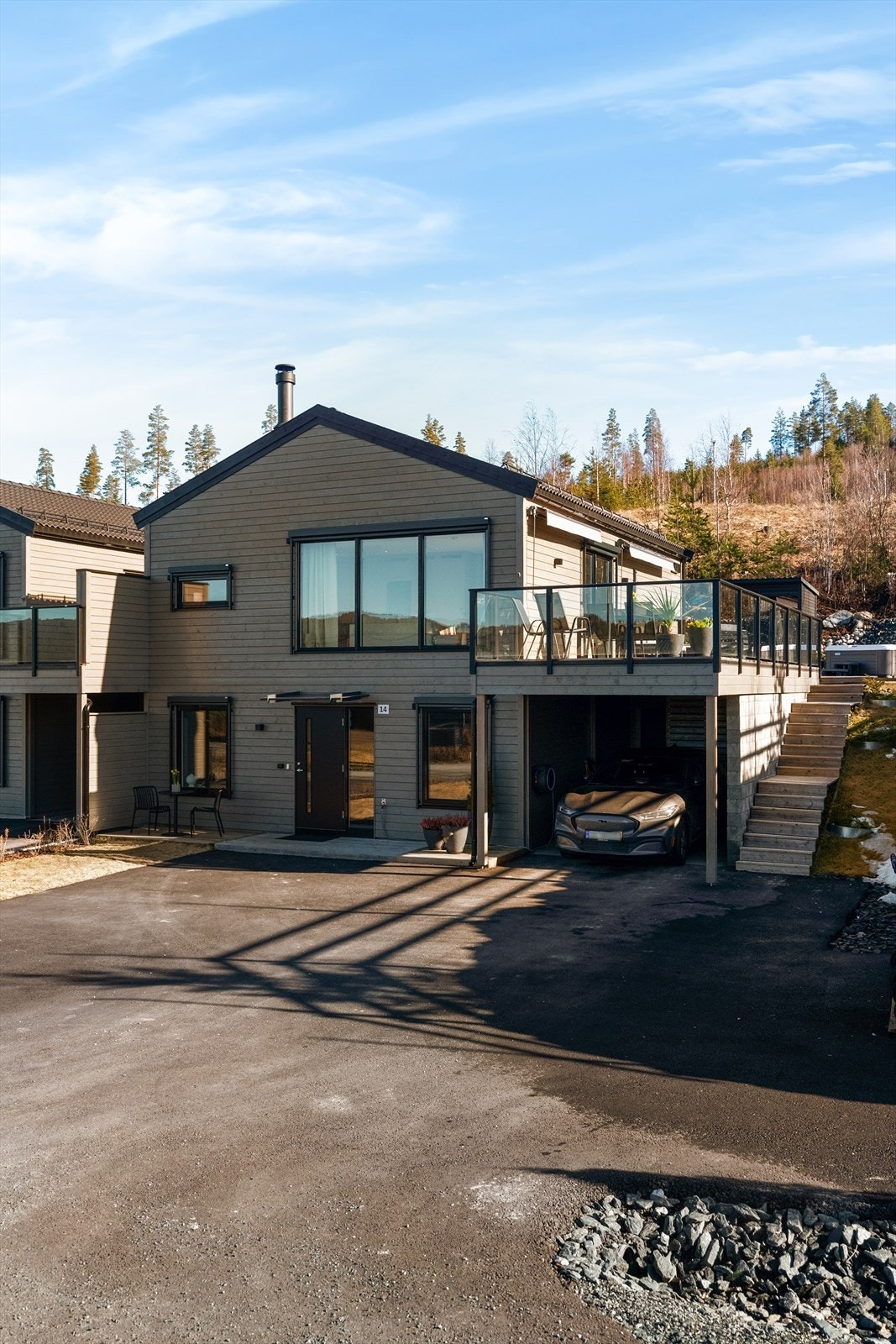 Parkering i carport med el-bil lader. Galleribilde