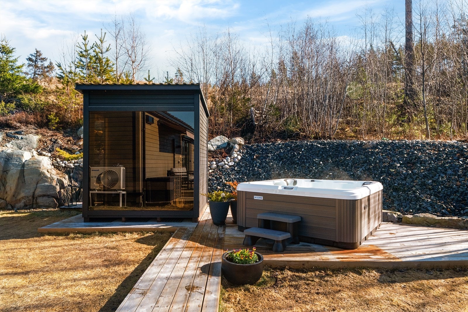 I hagen er det platting med sauna og Jacuzzi som gir gode muligheter for avslapping og velvære. Galleribilde
