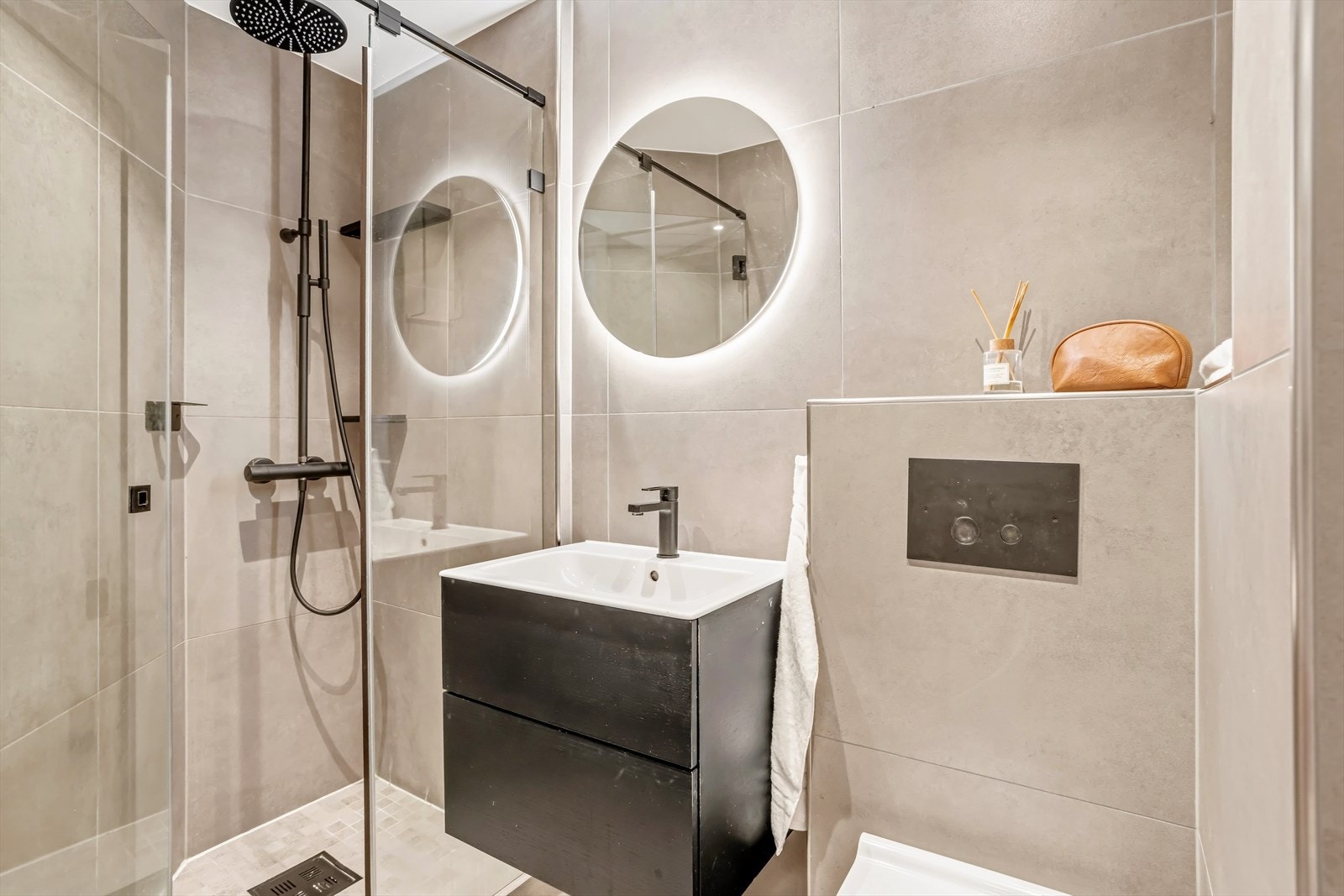 Lekkert, fliselagt baderom fra 2020 med varmekabler i gulv og downlights i himling. Galleribilde