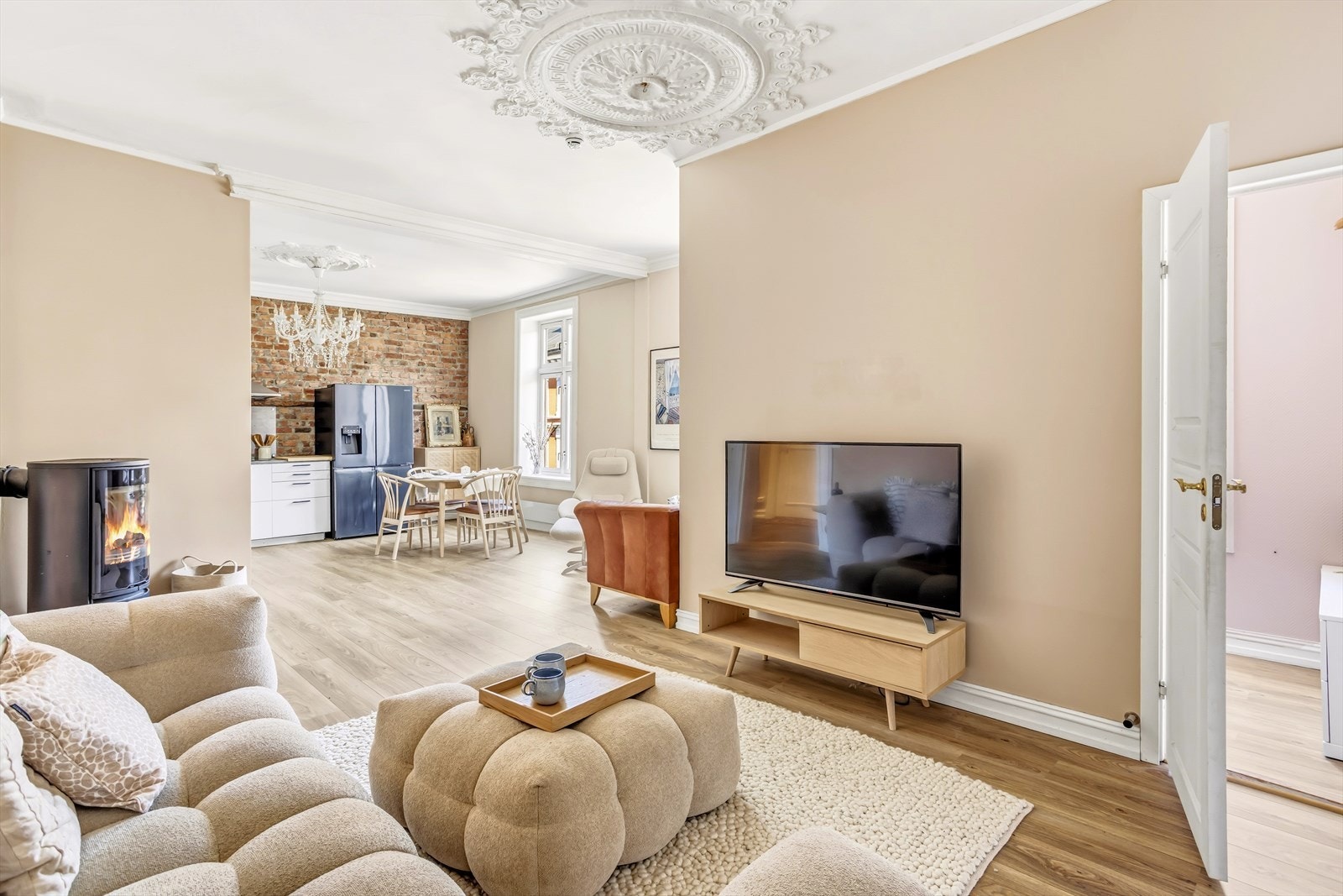 I stuen finner man en lun sofakrok med plass til å innrede med stor sofa og naturlig plassering av tv-en. Galleribilde