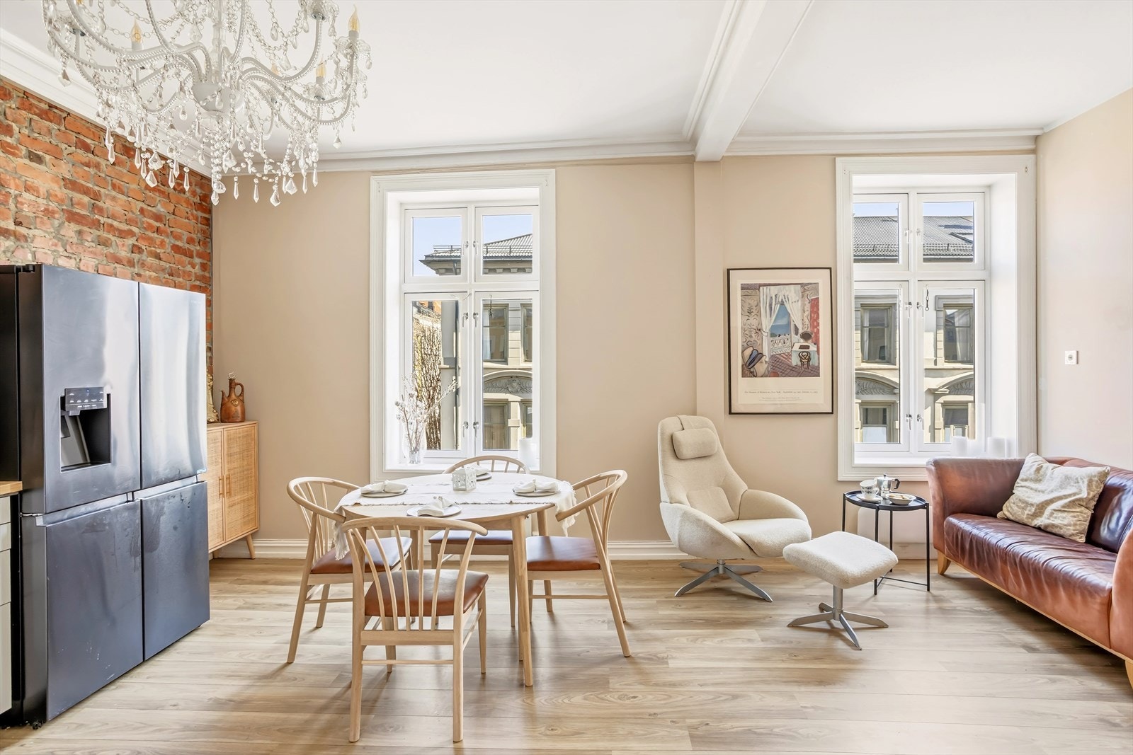 Boligen har store vindusflater som slipper inn rikelig med naturlig lys. Galleribilde