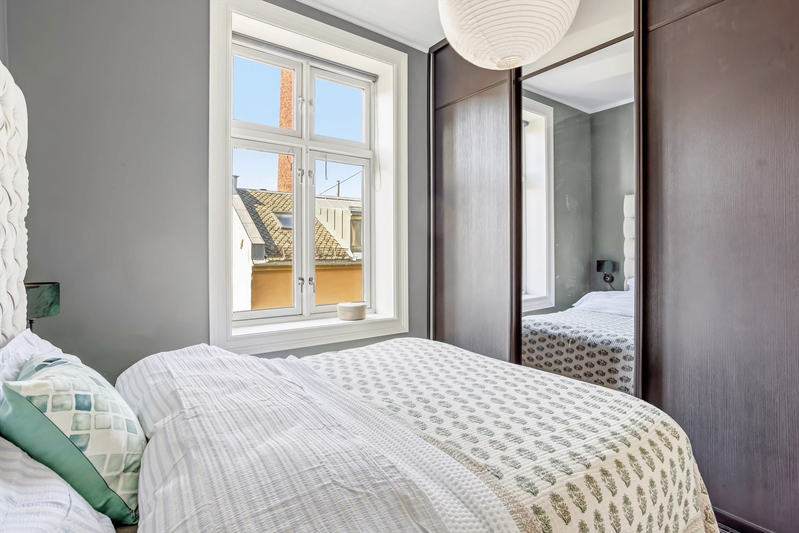 Rommet har plass til dobbeltseng, nattbord samt godt med lagringsplass i stor skyvedørsgarderobe. Galleribilde