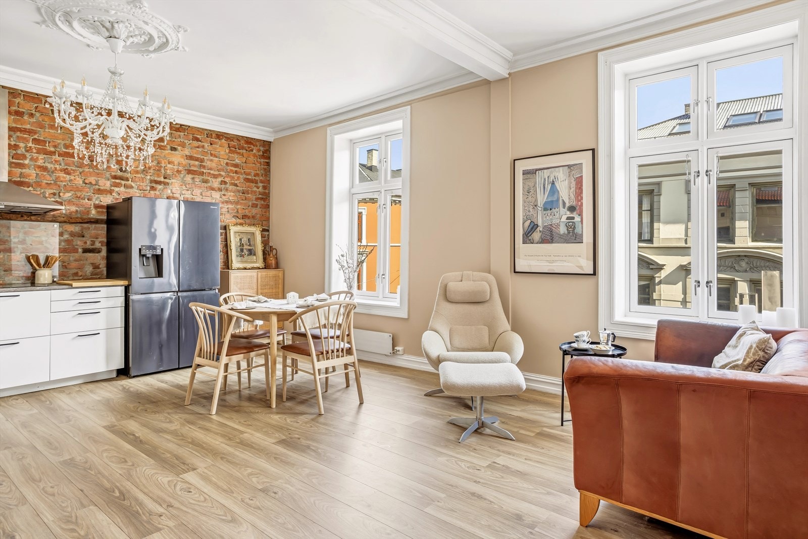 Stuen er lys og romslig, med plass til å innrede med både spisebord og sofa med tilhørende møblement. Galleribilde