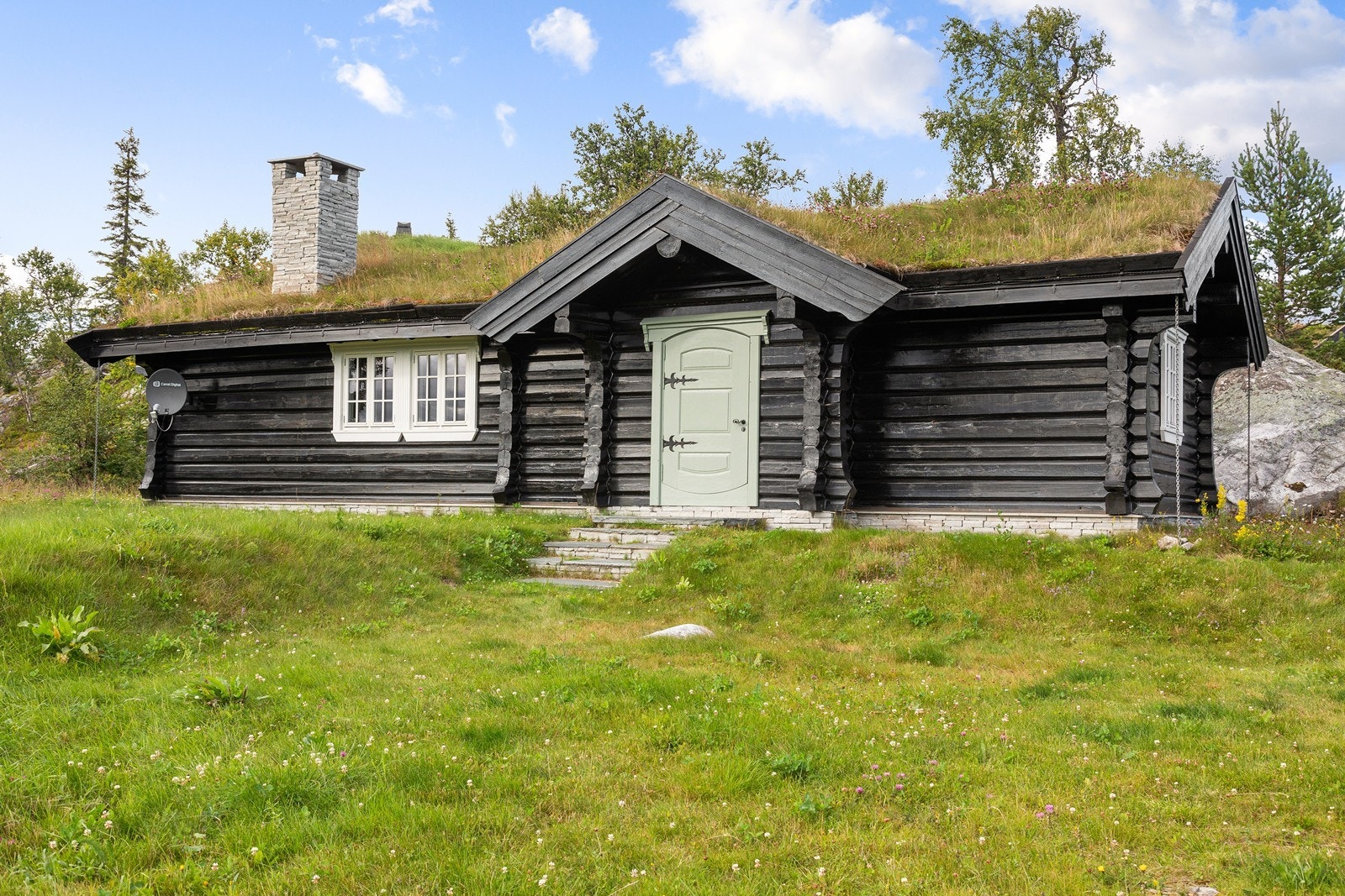 Romslig anneks innredet med stue/kjøkken, baderom og to soverom. Galleribilde