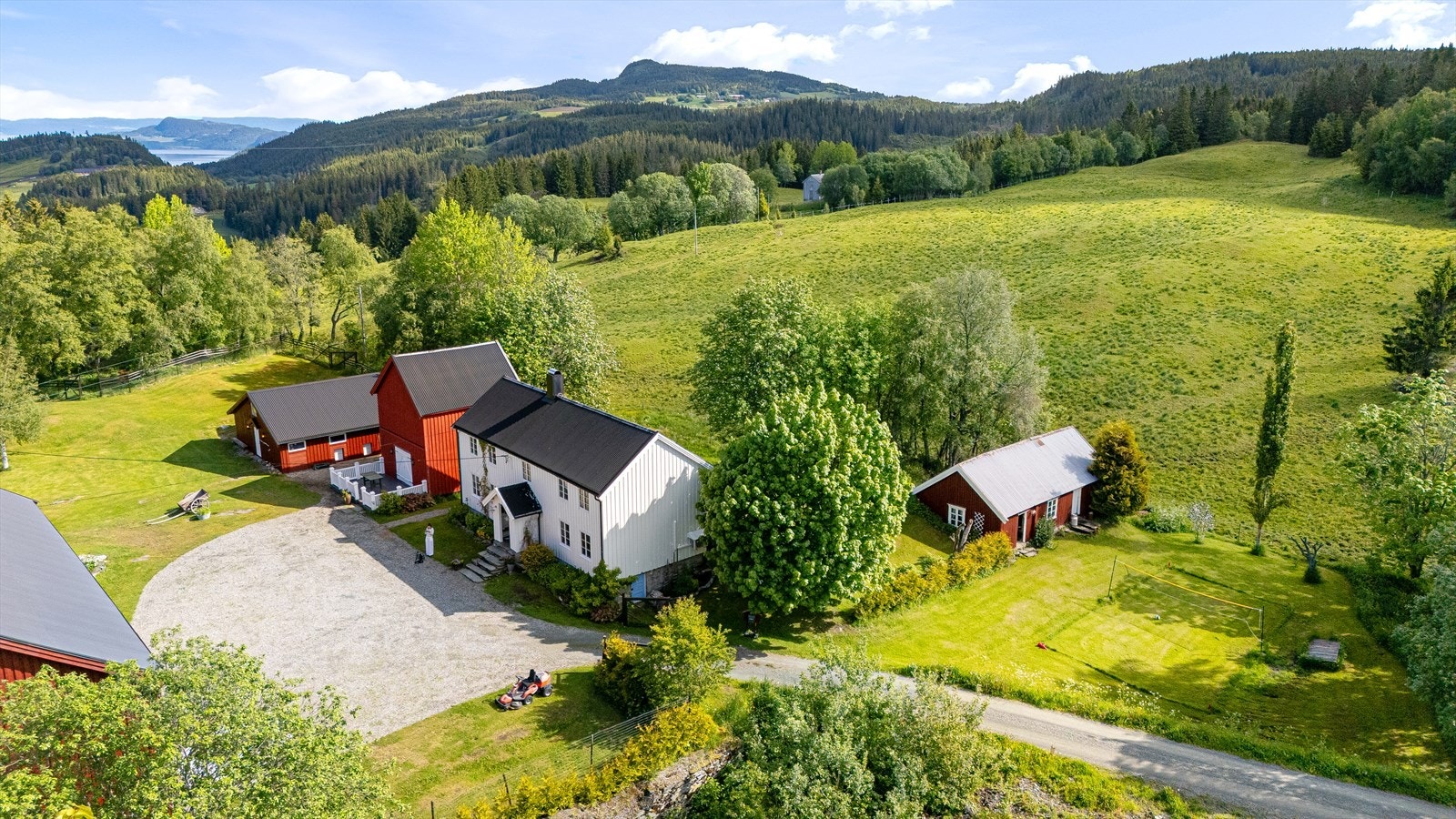 Eiendommen består av våningshus, driftsbygning, stabbur, redskapshus, matstue Galleribilde