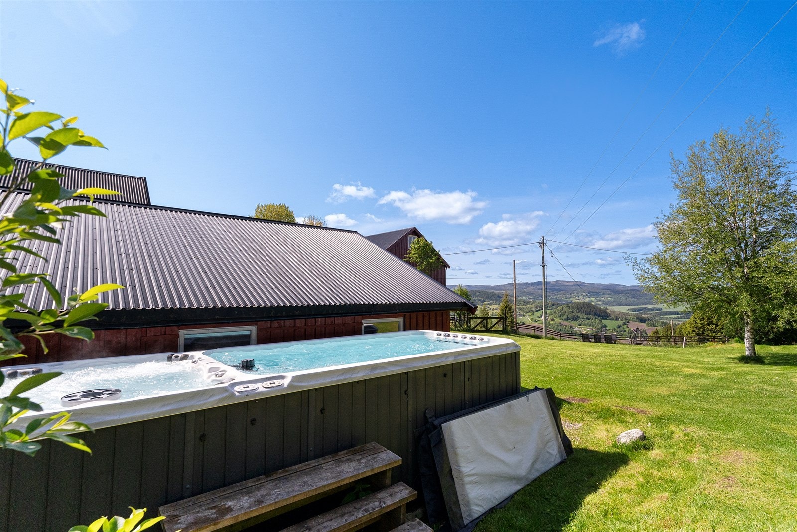 Ute ved redskapshuset er det satt opp motstrømsbasseng og jacuzzi Galleribilde