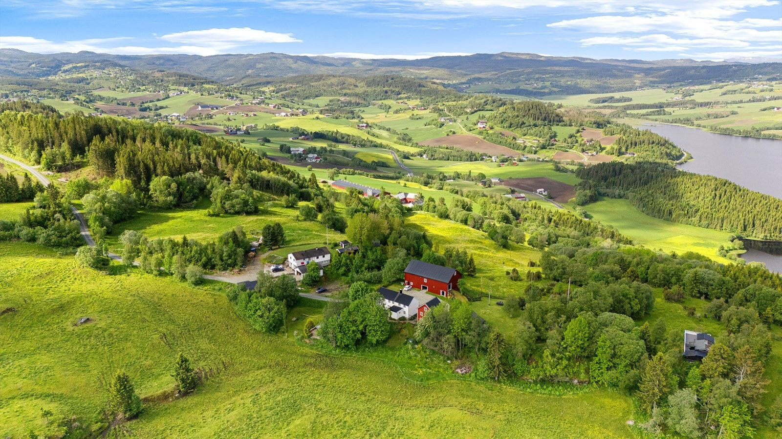 Drone over eiendommen og Skaun Galleribilde