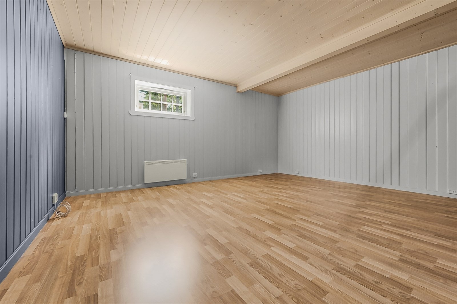 I tillegg til stue på hovedplan, inneholder eneboligen loftstue, samt romslig kjellerstue. Kjellerstue har adkomst til romslig bod. Galleribilde