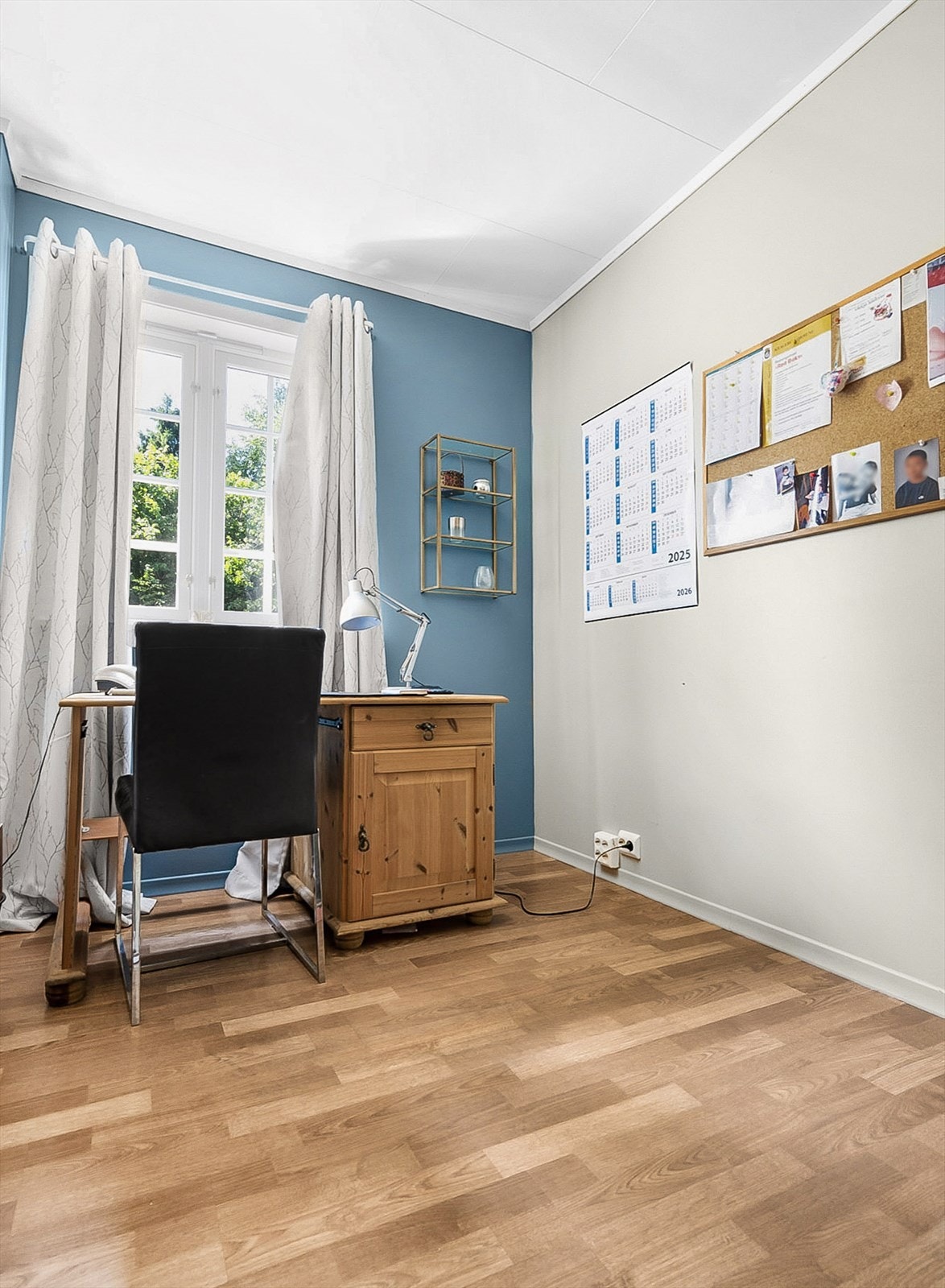 På hovedplan er det eget kontor/arbeidsrom. Galleribilde