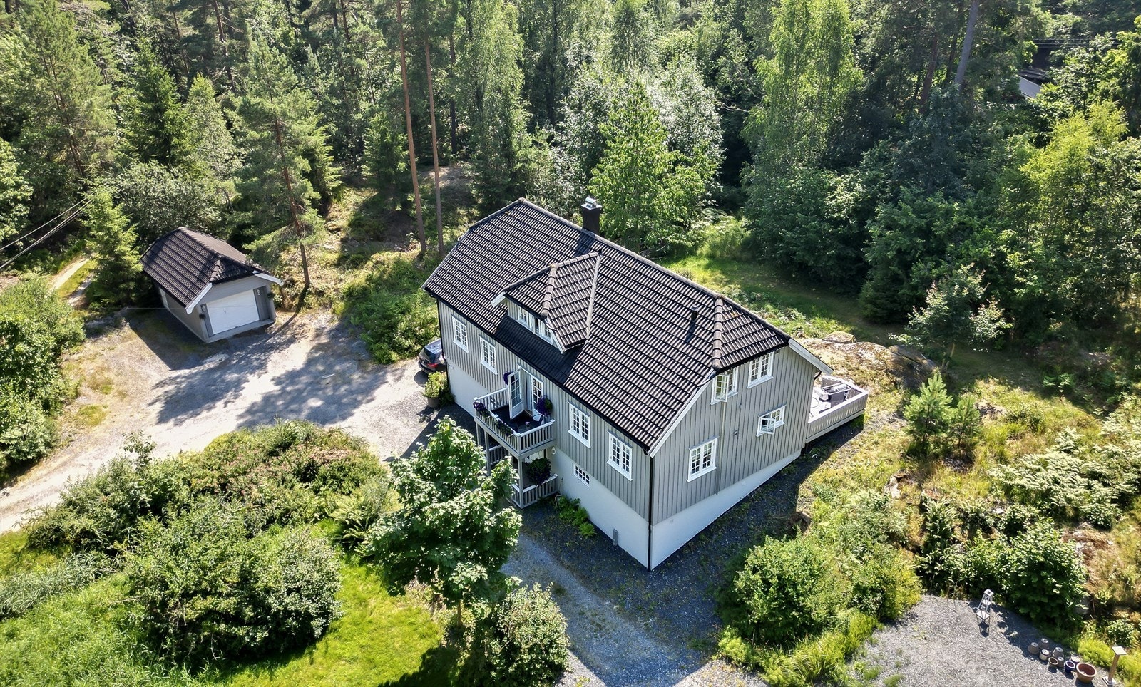 Eiendommen har idyllisk plassering i landlige omgivelser på Stabbestad i Kragerø kommune. Galleribilde