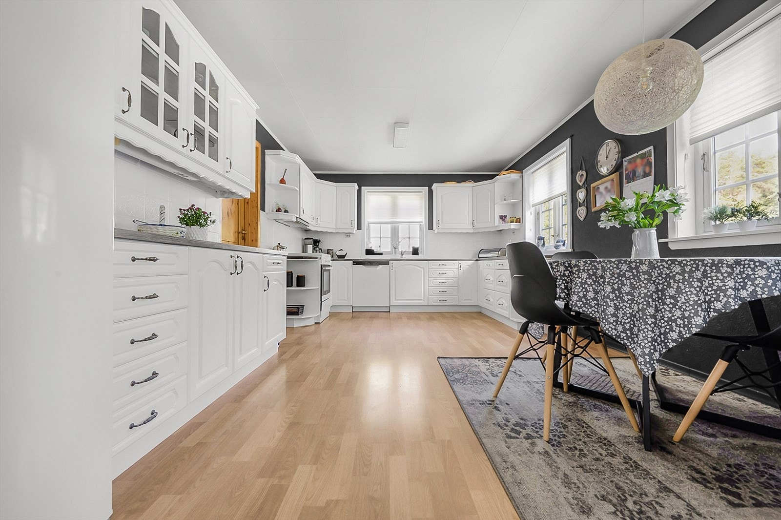Romslig kjøkken med plass til hyggelig frokostbord. Herfra er det adkomst til vaskerom på hovedplan. Galleribilde