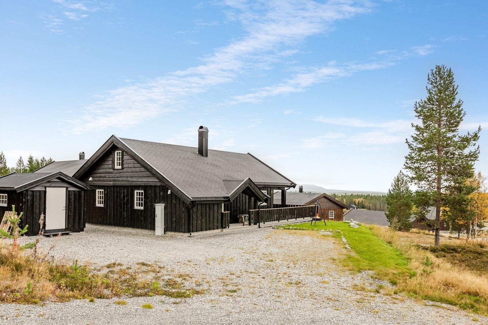 Eiendommen ligger ca. 563 moh. med gode solforhold og fin utsikt. Fra eiendommen er det ski inn/ut til alpinbakken som ligger rett ved eiendommen, og ca. 228 meter til nærmeste langrennsløype. Galleribilde