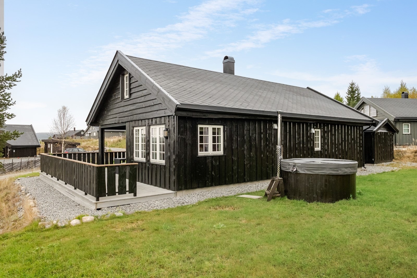 Tomten er opparbeidet med plen, grus og steiner. På plenen er det også en vedfyrt badestamp som følger med hytta. Galleribilde