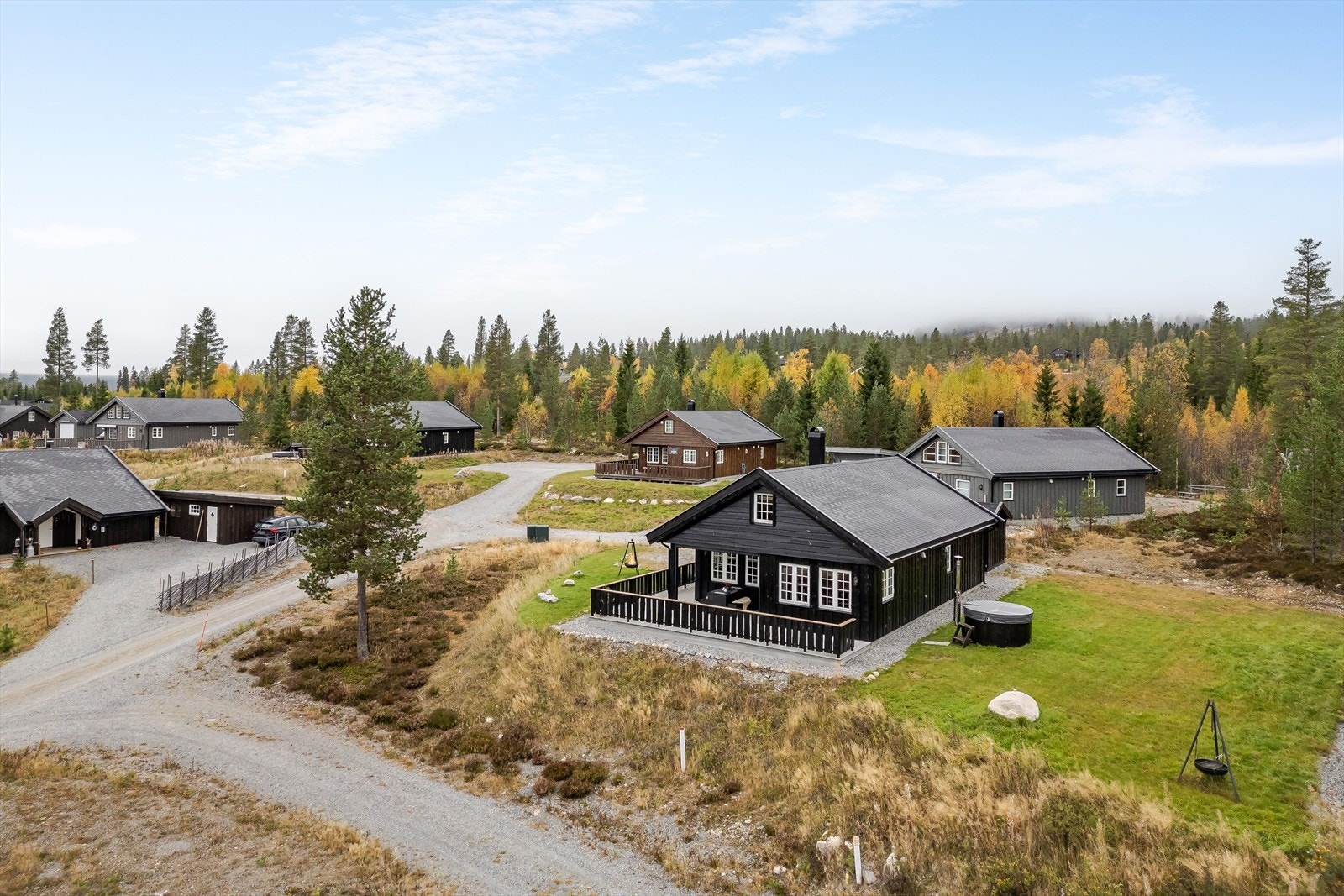 Eiertomt på ca. 958,2m². Hellende tomt mot sør opparbeidet med plen ved hytta og gruset gårdsplass med parkering og elbil-lader. Galleribilde