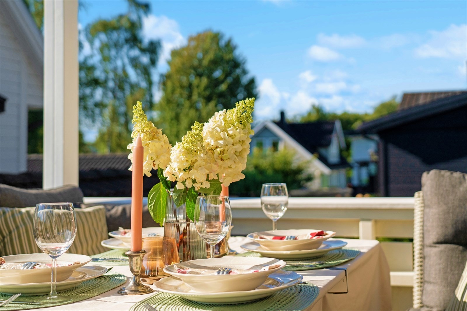 Verandaen har god plass for en sittegruppe og grill. Galleribilde