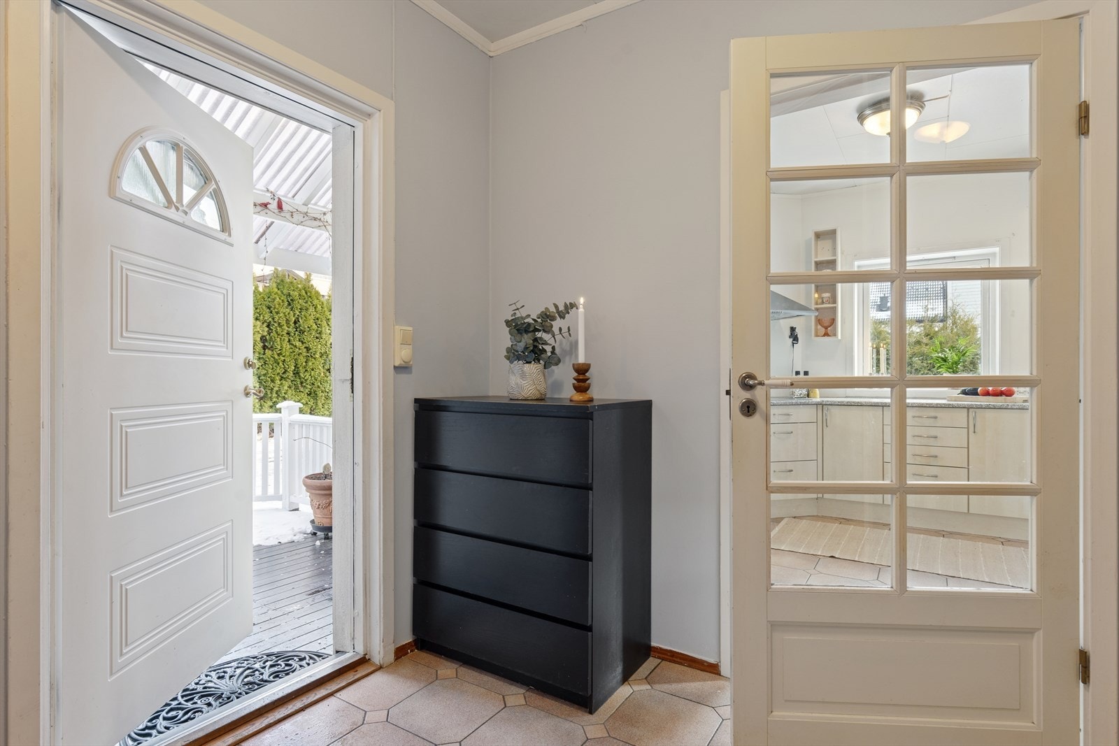 Lys entré i første etasje med adkomst til en platting på mark på ca. 18 m². Galleribilde