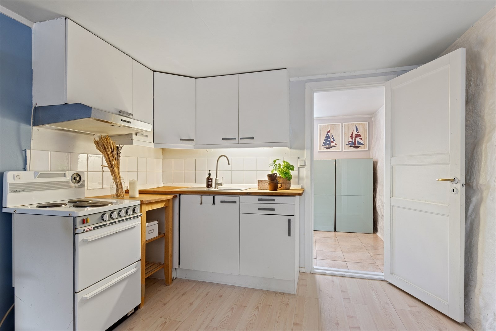 Kjøkken i kjellerenheten med benkeplate i heltre og ventilator med kullfilter. Galleribilde
