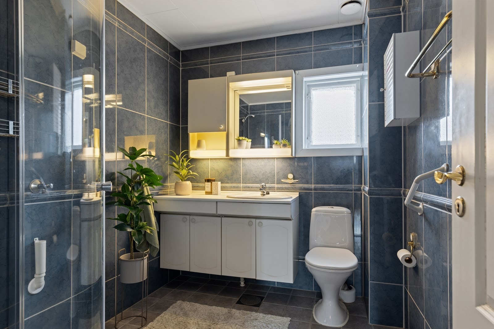 Badet i andre etasje er fra 2002, med flislagte overflater og dusjhjørne. Galleribilde