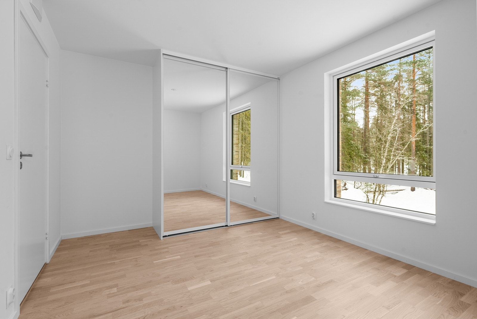Hovedsoverommet har god plass til dobbeltseng og skyvedørsgarderobe Galleribilde