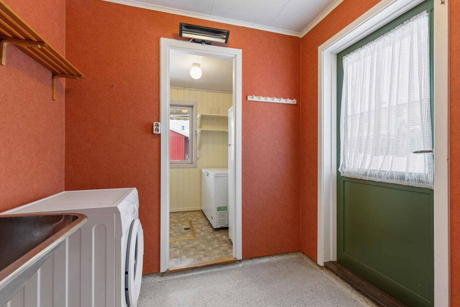 Vaskerom med belegg/epoxy på gulv, malte vegger. Innredet med vaskekum og opplegg for vaskemaskin. Her er det også adkomst til en praktisk bod og hagen. Galleribilde