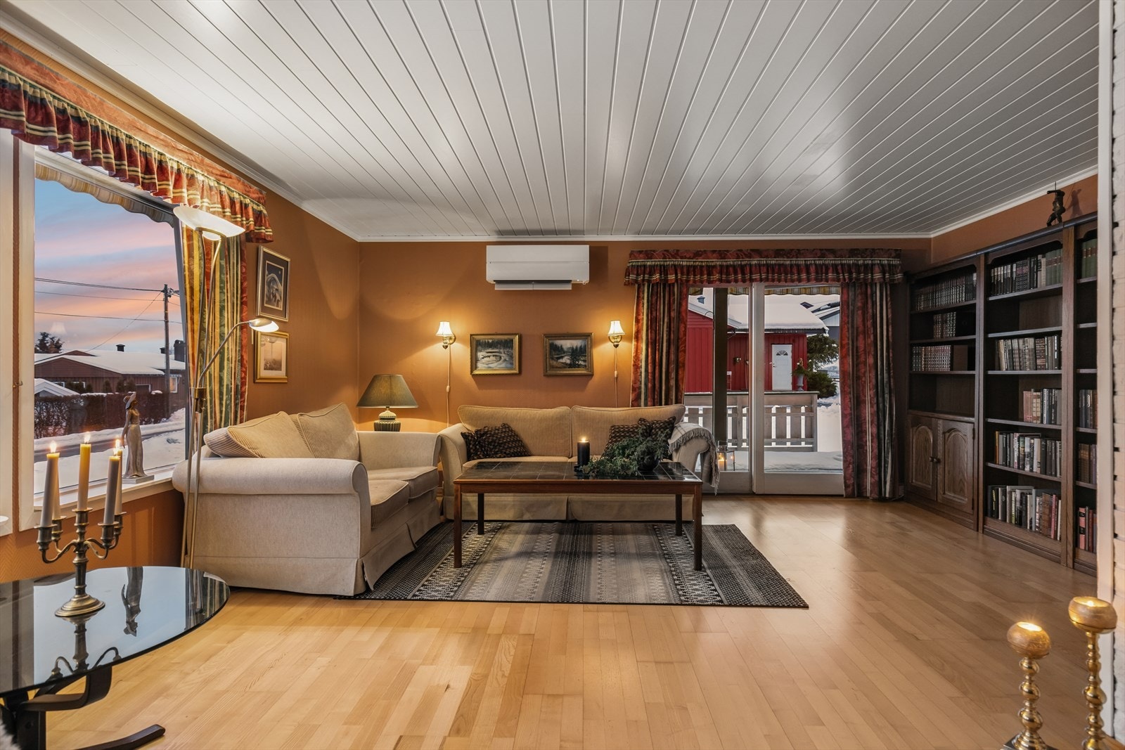 Stue med god plass til sofagruppe og spisebord. Galleribilde