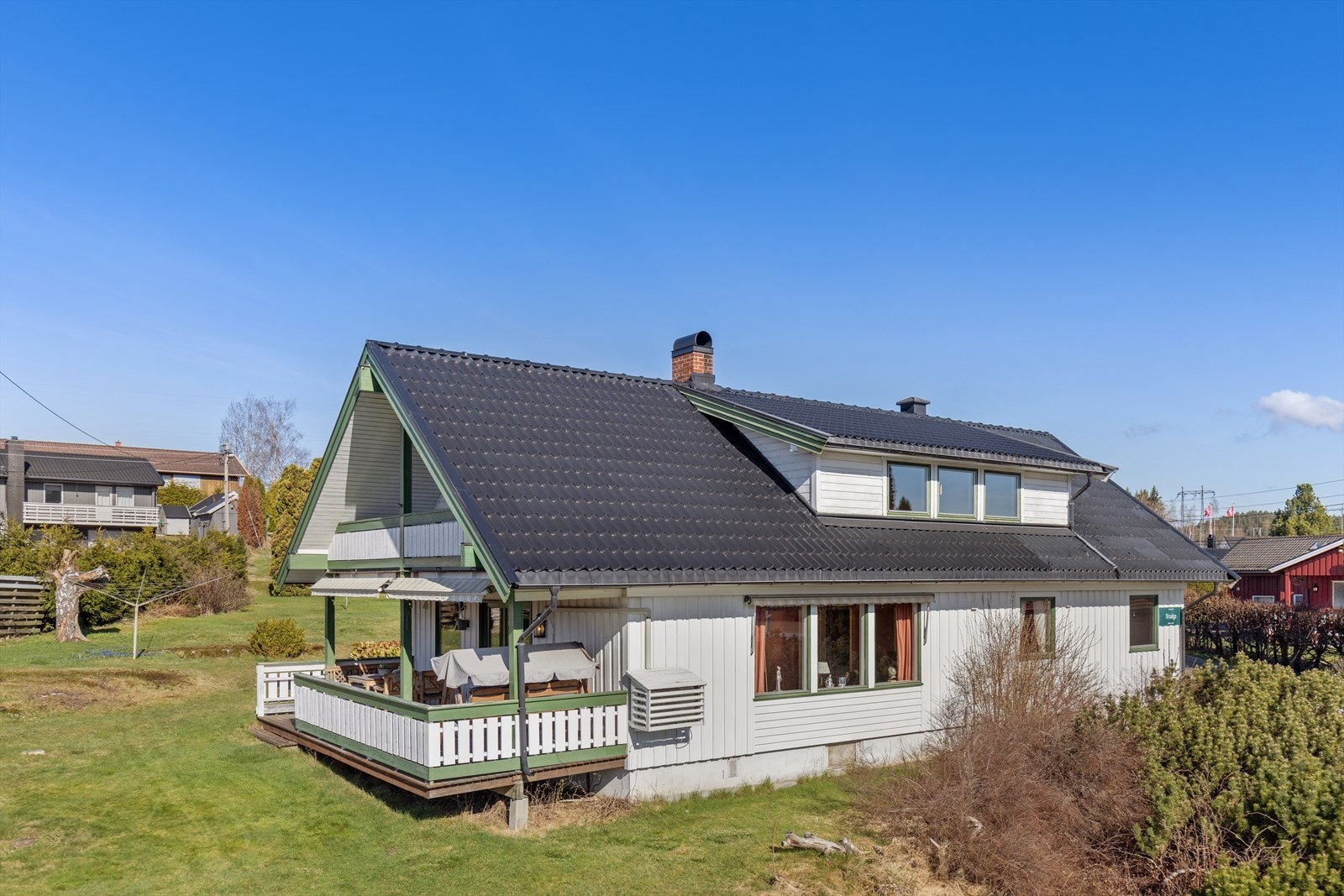 Eiendommen ligger fint til i et rolig og barnevennlig område på Vikerskogen like ved vakre Tyrifjorden. Galleribilde