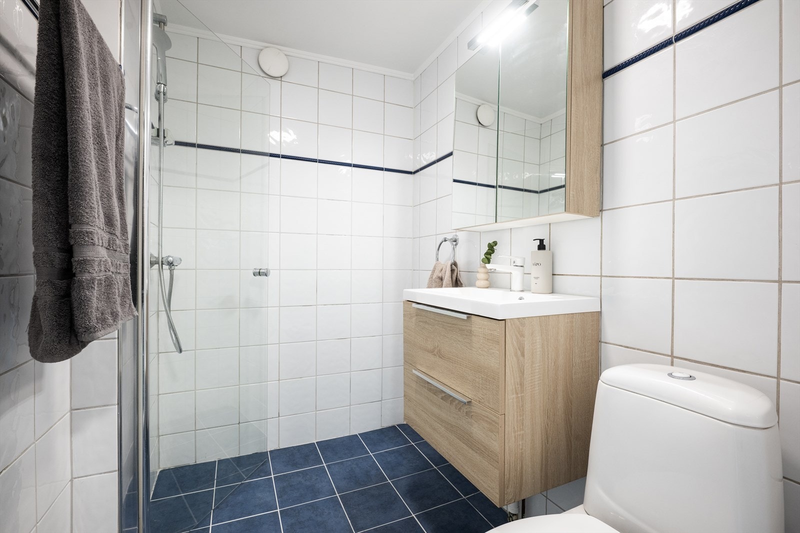 Fliselagt bad med varme i gulv - Badet er oppgradert med blant annet ny innredning, nytt blandebatteri og nye lamper. Omfuging av fliser og ny silikon i utvalgte overganger i 2026 Galleribilde