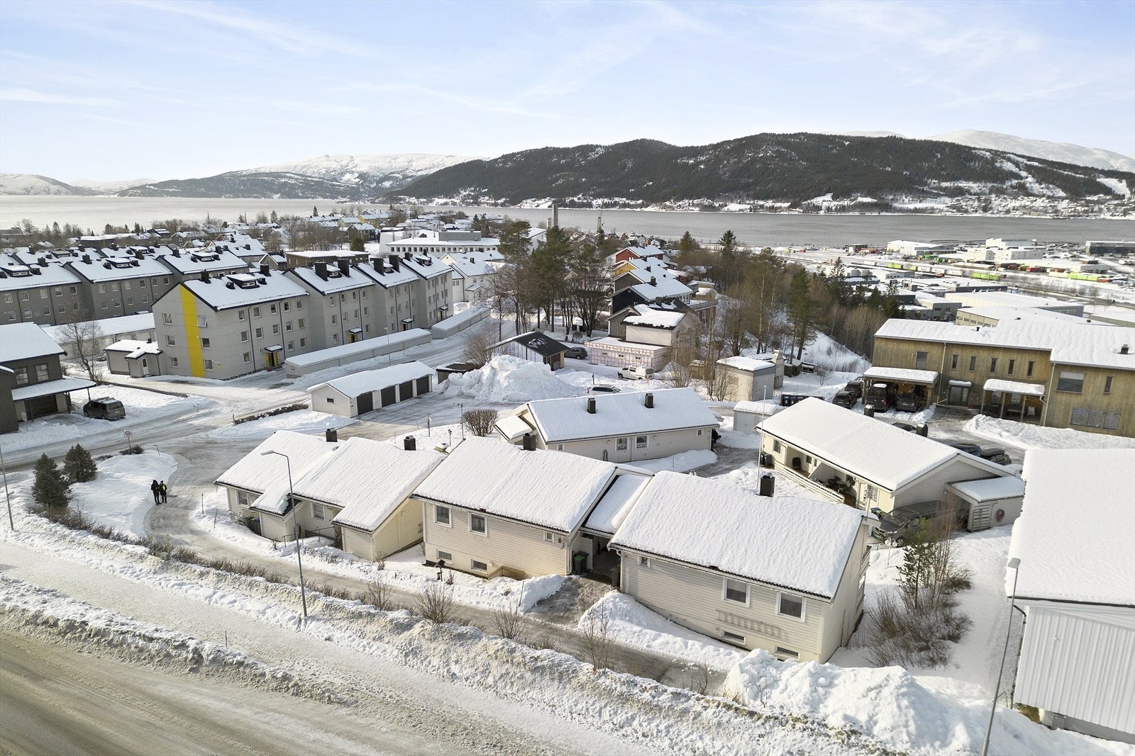 Borettslaget er etablert som et tun med småhusbebyggelse, som gir følelsen av et rolig og sosialt nabolag. Her bor du lettvint i rolige omgivelser, samtidig som du har kort vei til både bussforbindelser, dagligvarebutikk på Langmoheia og sentrum Galleribilde