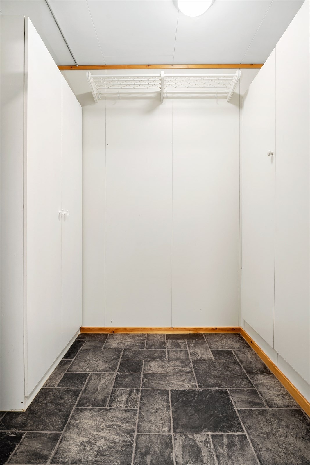 Garderobe/bod med inngang fra badet Galleribilde
