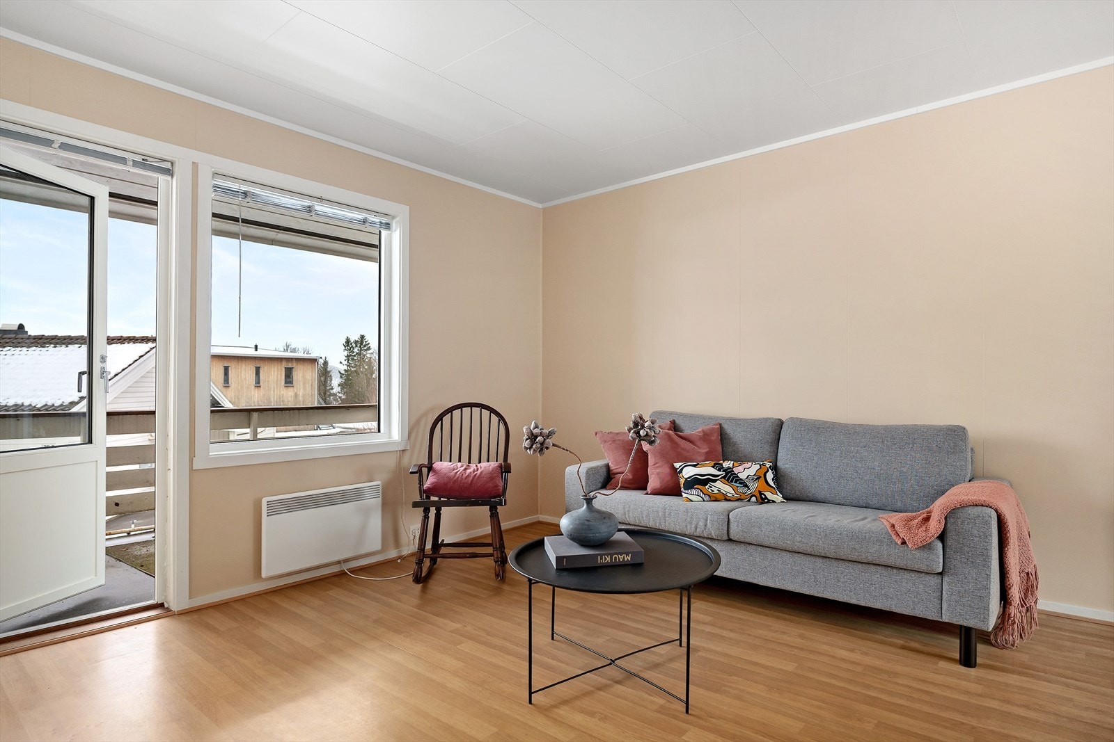 Leiligheten har alt på ett plan og en gjennomtenkt planløsning med entré, romslig bad/vaskerom, to soverom, garderobe og åpen stue- og kjøkkenløsning. Galleribilde