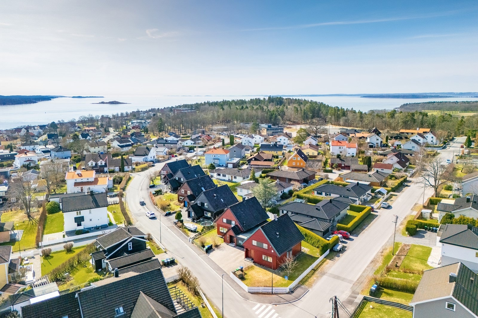Boligen har en attraktiv beliggenhet på Jeløy, med kort avstand til både vannet og flotte turområder. Det er gangavstand til flere barnehager, barneskole og ungdomsskole, samt kort vei til sentrum og togstasjon Galleribilde