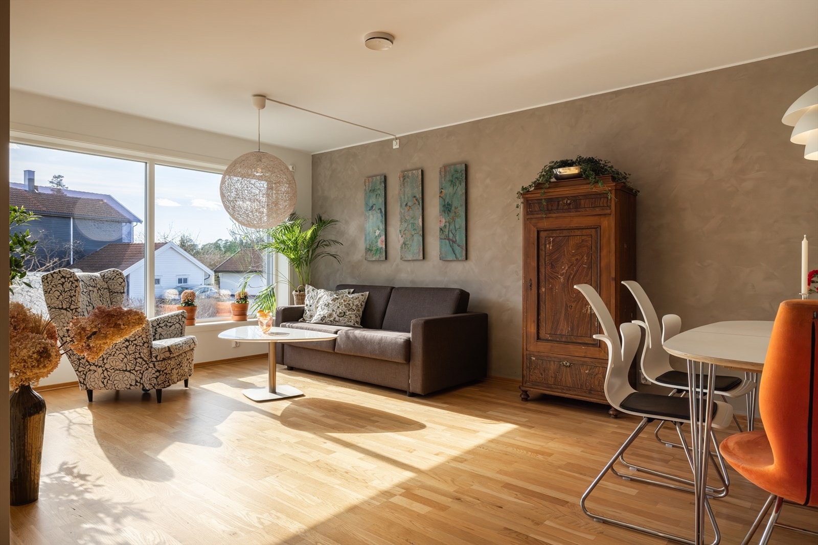 Stor stue med store vindusflater Galleribilde